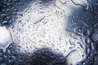 Alüminyum üzerinde yağmur