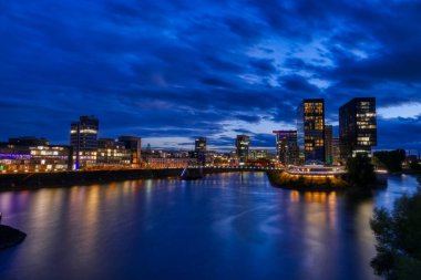 Gün batımından sonra Dusseldorf Limanı 'ndaki binalar