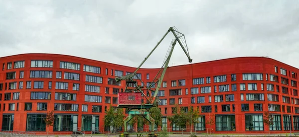 뒤스부르크의 항구에 현대식 건물과 기중기 — 스톡 사진