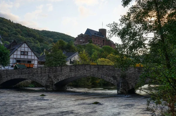 Historisk Bro Och Slott Heimbach Eifel Bergen — Stockfoto