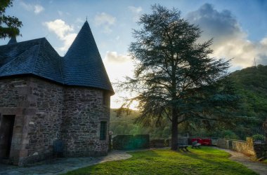 Almanya 'da Heimbach' taki ortaçağ şatosu ve dağları