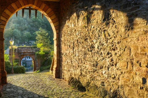 Středověké Hradní Brány Při Východu Slunce Heimbachu Německu — Stock fotografie