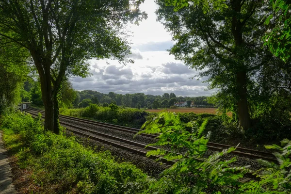 ドイツのErkrath近くのハイキングコースと鉄道トラック — ストック写真