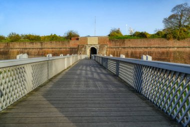 Almanya 'da Juelich' te tarihi bir kaleye giden köprü.