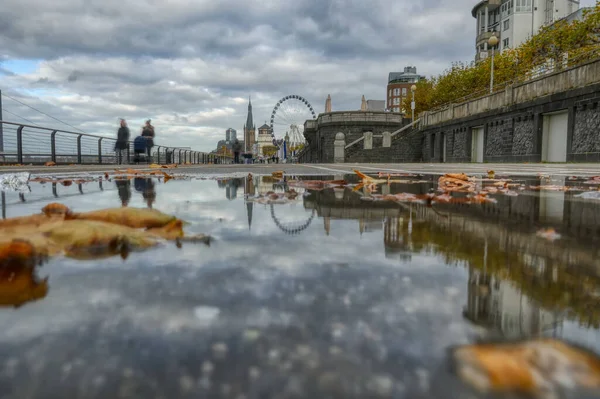 デュッセルドルフのライン川による秋の天気 — ストック写真