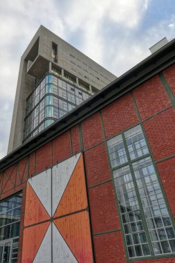 Düsseldorf 'taki Ren limanında tarihi ve yeni binalar