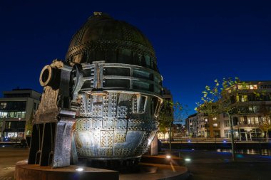 Geceleri Dortmund 'daki Phoenixsee Gölü' ndeki ada ve dönüştürücü.