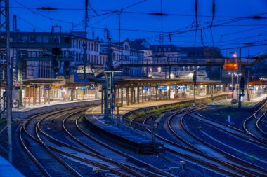 Gece Wuppertal 'daki tren istasyonu.