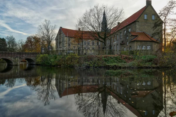 Renesansowy Zamek Fosą Luedinghausen — Zdjęcie stockowe