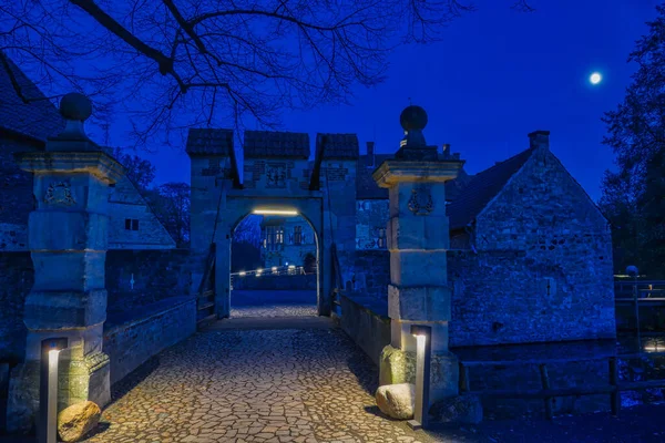 Ingång Till Ett Historiskt Förtöjt Slott Luedinghausen Natten — Stockfoto