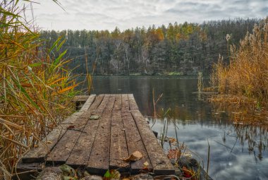 Ville Gölü bölgesindeki Mittelsee Gölü 'nde küçük bir iskelede.