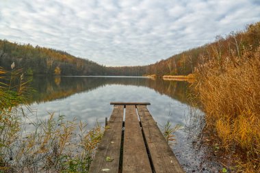 Ville Gölü bölgesindeki Mittelsee Gölü 'nün romantik manzarası