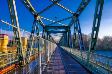 Hengsteysee Gölü kıyısındaki tarihi köprü.