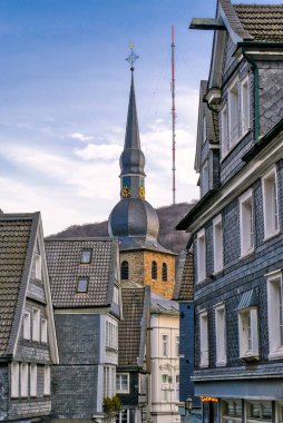 Eski kayrak evleri ve Velbert Langenberg 'deki tarihi kilise kulesi.
