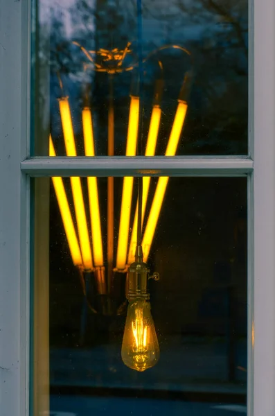 Fenster Mit Leuchtstoffröhren Und Glühbirne — Stockfoto