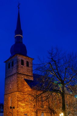 Velbert Langenberg 'in tarihi merkezinde aydınlatılmış eski bir kilise.