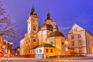 Geceleyin Dusseldorf 'taki tarihi barok kilisesi