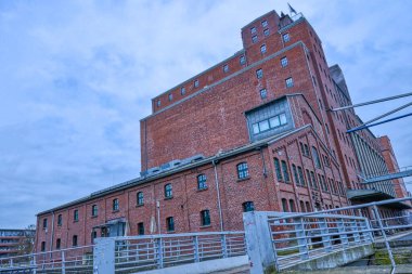 Duisburg 'un iç limanında tarihi bir depo.