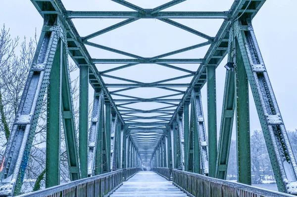 冬のエッセン クッファードルフ近くの川を渡る歴史的な橋 — ストック写真