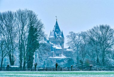 Kışın Huelchrath yakınlarında karlı bir kale