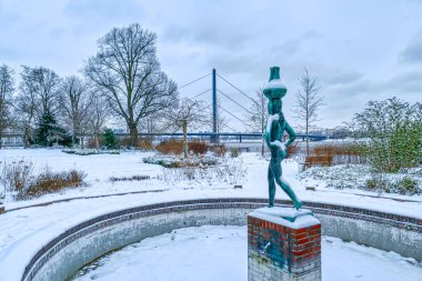 Düsseldorf 'taki Ren nehrindeki parkta bir heykel.