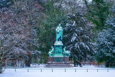 Kışın Düsseldorf 'ta halka açık bir parkta tarihi bir anıt.
