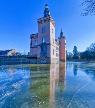 Kışın Erftstadt 'ta tarihi demirli kale ve gölet