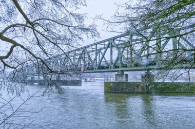Essen Kupferdreh yakınlarındaki eski demiryolu köprüsü karda