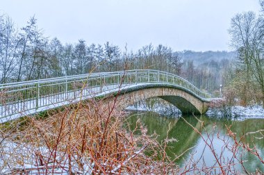 Kış mevsiminde Heisinger Aue bölgesindeki kemerli köprü
