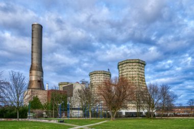 Geceleri Flingern 'de modern ısıtma tesisi