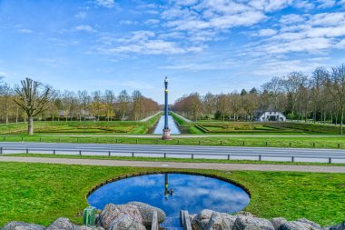 Kleve 'deki Tiergarten hayvanat bahçesindeki tarihi parka bakın