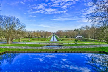 Kleve 'deki Tiergarten hayvanat bahçesindeki tarihi bir parkın panoraması