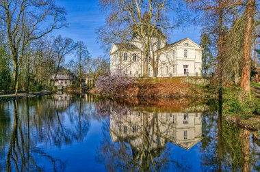 Düsseldorf Eller 'deki Göl ve tarihi şato