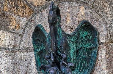 Essen Werden 'deki tarihi bir heykelin pelikan heykeli