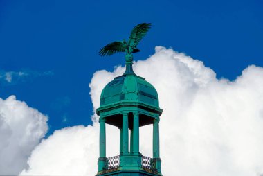 Düsseldorf 'taki tarihi bir belediye binasının kulesi.,