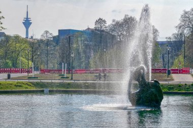 Düsseldorf 'taki parkta fıskiyeli tarihi bir heykel.