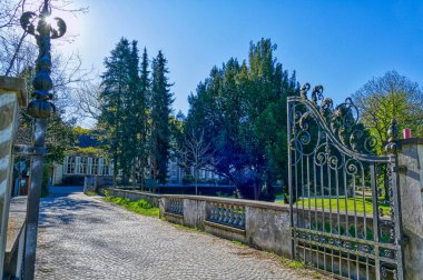 Düsseldorf Garath 'ta tarihi bir şatonun kapısı.