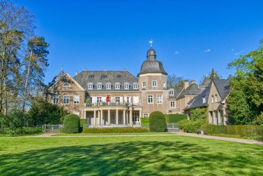 Düsseldorf Garath 'daki tarihi şato.