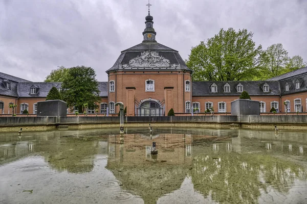 Historisches Schloss Und Brunnen Mönchengladbach Wickrath — Stockfoto