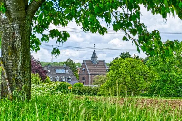 Meerbusch Ossum 'daki köy ve tarihi kilise.
