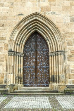 Osnabrck 'taki tarihi kolej kilisesinin ana kapısı.