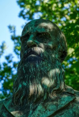 Kempen 'deki bir parktaki tarihi bir anıtın başı.