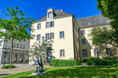 Kempen 'de tarihi yönetim binası ve park