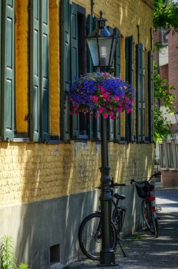 Kempen 'in tarihi merkezinde romantik dar bir cadde