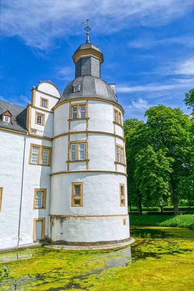 Τάφος Και Πύργος Ενός Ιστορικού Κάστρου Στο Schloss Neuhaus — Φωτογραφία Αρχείου