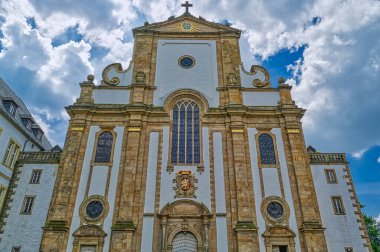 Paderborn 'un eski merkezinde tarihi bir kilisenin cephesi