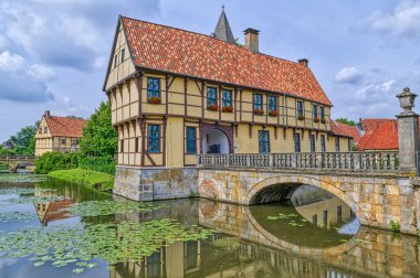 Burgsteinfurt 'ta tarihi bir şatonun hendek ve binaları