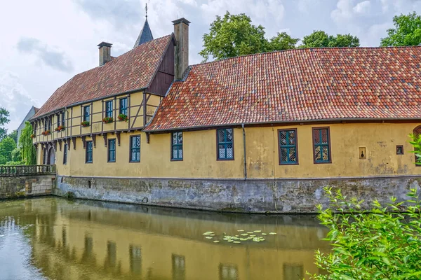 Zewnętrzne Budynki Fosa Historycznego Zamku Burgsteinfurcie — Zdjęcie stockowe