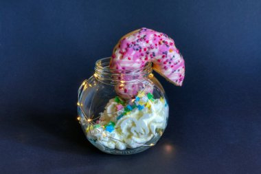 Krem şantili bir bardakta çörek.