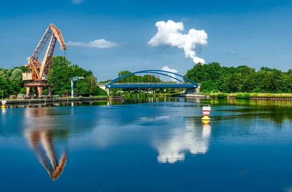 Hamm-Datteln Kanalı 'ndaki Luenen yakınlarındaki tarihi Preuenhafen limanına bakın. 